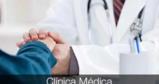 medico confortando seu paciente no consultório