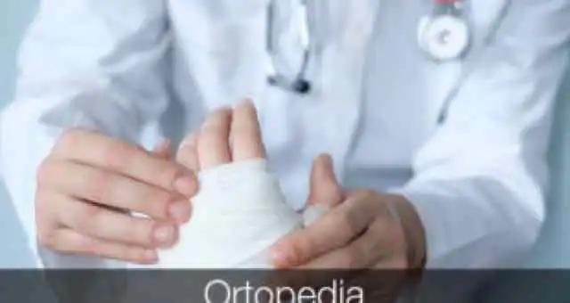 médico imobilizando a mão do paciente