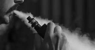 homem fumando um cigarro eletrônico, vape