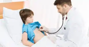 médico examinando criança com caxumba