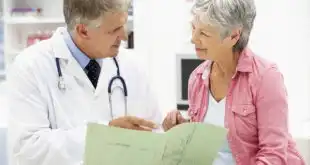 médico atendendo paciente idosa com parkinson