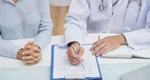 médico explicando os prós e contras da explantação de próteses mamárias