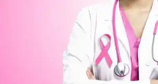 médica com símbolo do outubro rosa