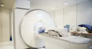 paciente na ressonancia magnetica em atendimento com um medico de Radiologia Intervencionista