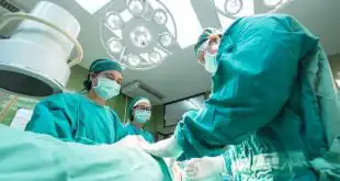 médicos cirurgiões operando paciente com risco de infecção pós-cirúrgica