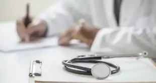 médico fazendo relatório sobre a síndrome metabólica; estetoscópio e prontuário em foco