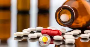 medicamentos antidiabéticos jogados na mesa com o vidro deitado