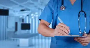 médico estudando sobre queimaduras em crianças