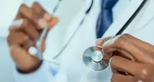 médico segurando estetoscópio, foco nas mãos, representando as inovações médicas de 2020