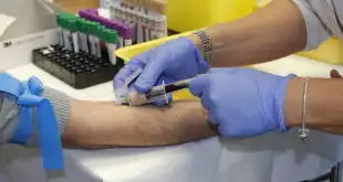 enfermeiro tirando sangue de paciente em laboratório para hemograma