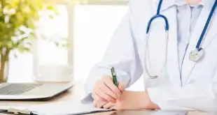 médica fazendo anotações sobre paciente com apneia obstrutiva do sono