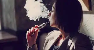 mulher fumando cigarro eletrônico, vape