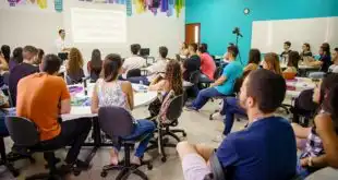 médicos e estudantes reunidos em evento você além da medicina