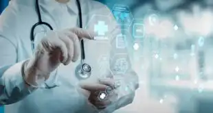 médico tocando em tela de inteligência artificial que diagnostica câncer de pele