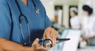 médico em terapia intensiva anotando em prontuário de paciente com coronavírus