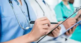 médicos anotando em prontuário sobre coronavírus