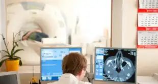 médico realizando tomografia PET/CT por meio da medicina nuclear