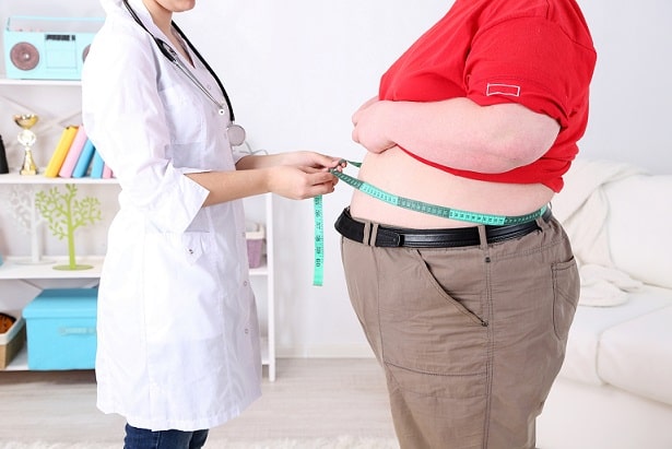 médica medindo circunferência de paciente com obesidade
