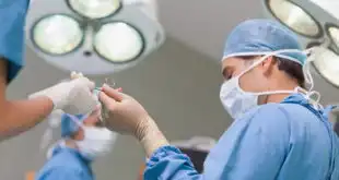 cirurgiões realizando drenagem pleural em paciente com pneumotórax espontâneo