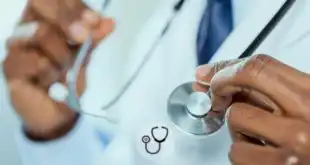 médico segurando estetoscópio para tratar paciente com gastroenterite eosinofílica