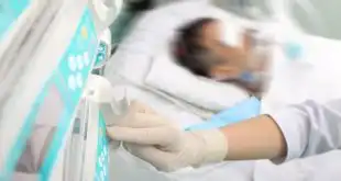 Paciente infectado pelo novo coronavírus intubado para respiração mecânica