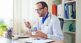 Médico realiza atendimento de paciente em UTI à distância.