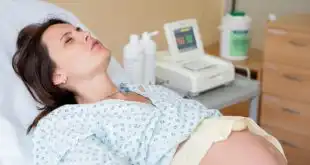 mulher grávida em trabalho de parto após rastreio de gestantes para coronavírus