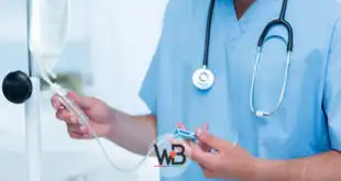 médico realizando infusão de medicamento usando estratégias de cuidados paliativos na covid-19