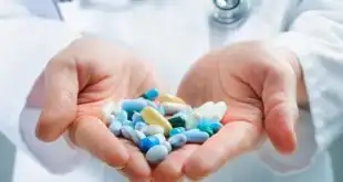 médico segurando cápsulas de medicamentos para tuberculose resistente