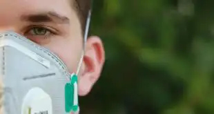 Brasileiro utiliza máscara de proteção durante a pandemia de Covid-19 no país.