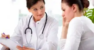 médica orientando mulher sobre vaginose bacteriana