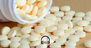 caixa de capsulas de medicamentos virada na mesa para tratamento de Covid-19