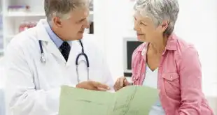 médico mostrando conduta para paciente com diabetes e covid-19