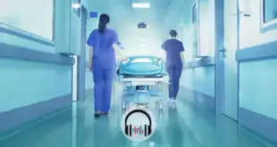 médicas levando paciente com covid-19 para uti