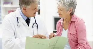 médico orientando paciente idosa sobre dieta mediterrânea e infarto