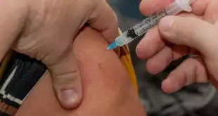 Adolescente recebe sua dose da vacina contra meningite oferecida pelo SUS