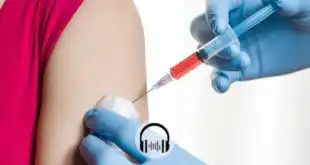 mão de médico aplicando vacina pra covid-19 em braço de paciente