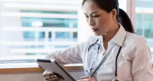 Médica analisa os dados para definição da melhor estratégia de tratamento treat-to-target para artrite reumatoide