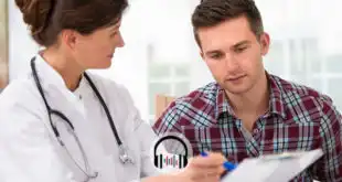 médica mostrando tratamento para paciente com gota
