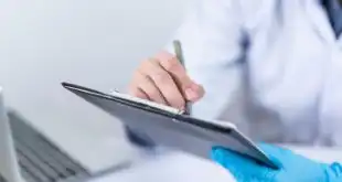 Médico checa os dados para prever a reativação da doença após desmame ou suspensão de adalimumabe em pacientes com artrite reumatoide