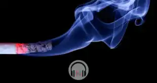 cigarro acesso fazendo fumaça e ativando o fumo passivo