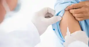 médico aplicando vacina de acordo com o calendário de imunizações