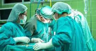 Equipe de cirurgia realizando uma bariátrica e utilizando verde de indocianina (ICG) para a detecção de extravasamentos