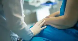 Médica explica para paciente os métodos de rastreamento de câncer de colo de útero e as vacinas para HPV