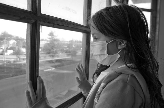 Criança aguarda decisão sobre se poderá voltar às aulas durante a pandemia de Covid-19