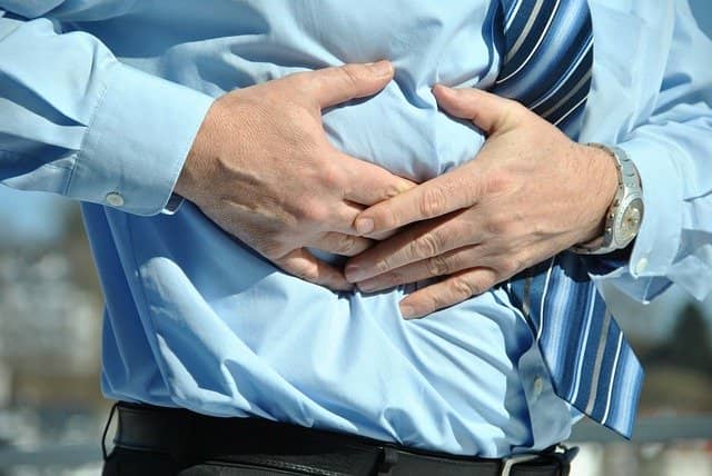 Homem com dor é diagnóstico com abcesso hepático e médicos se perguntam qual a melhor terapia de tratamento