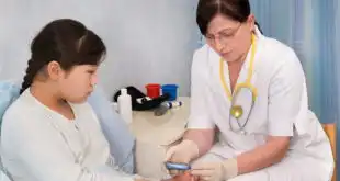 Médica verifica a condição de paciente com pâncreas artificial para controle da glicemia