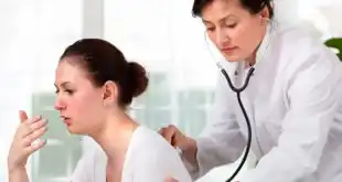 Médico trata de paciente com DPOC usando corticoide inalatório