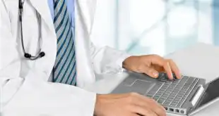 Médico acompanha congresso virtual sobre o novo coronavírus