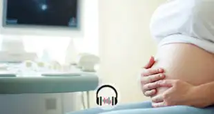 gestante com mão na barriga após ter covid-19